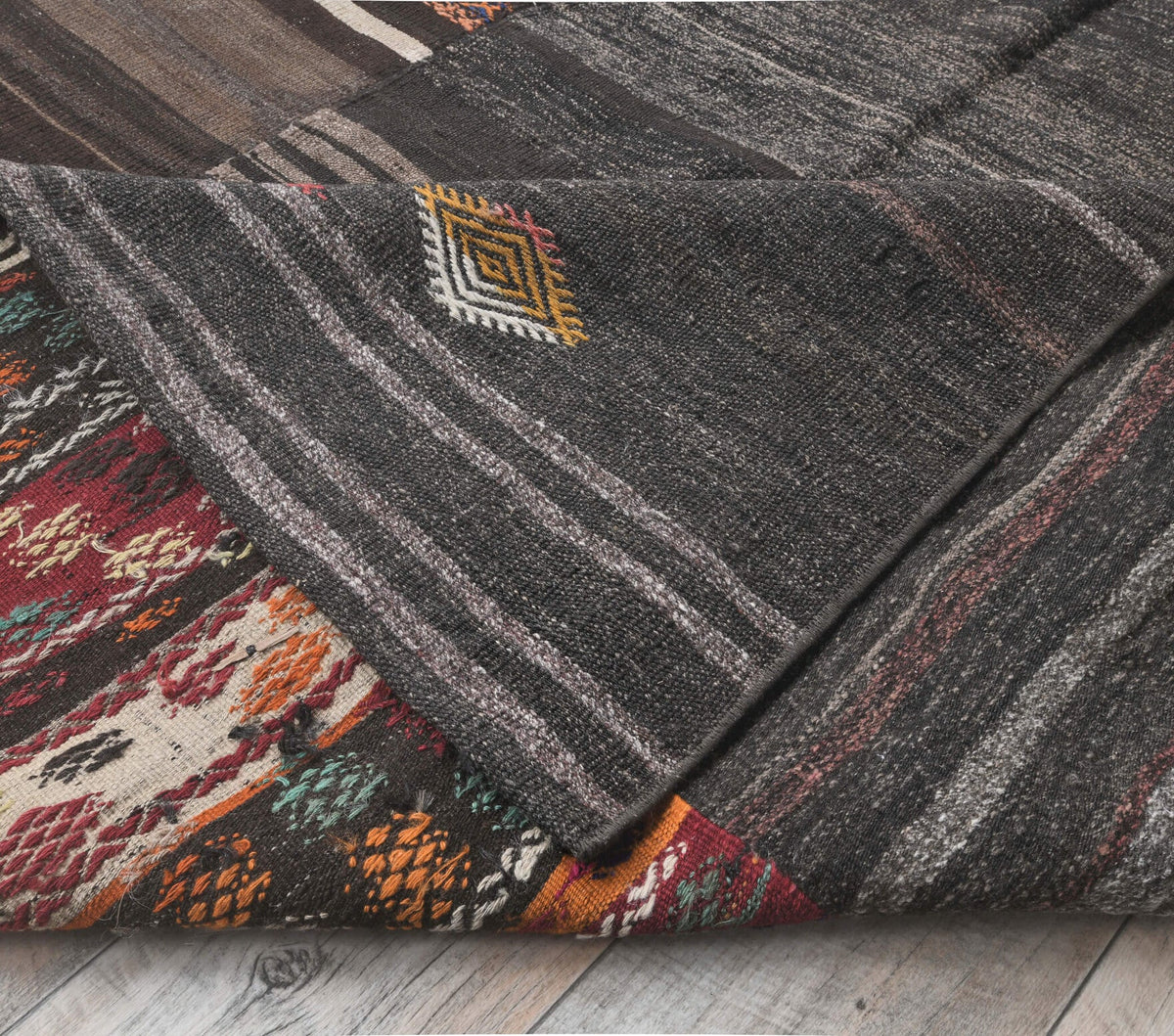 El yapımı vintage halı 198x226 cm patchwork desenli yün - mekan görünümü