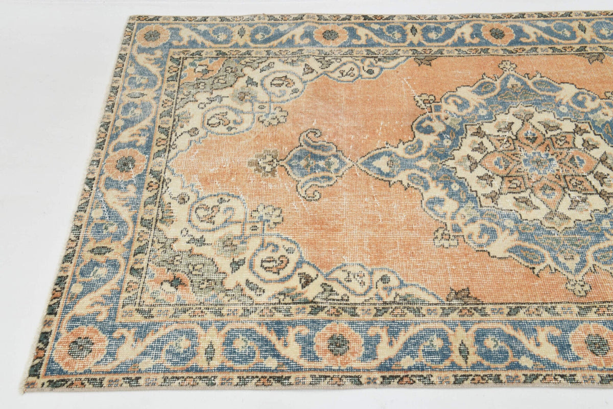 El yapımı vintage halı 107x203 cm oryantal desenli yün - açık alan görünümü