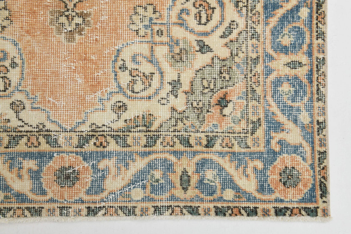El yapımı vintage halı 107x203 cm oryantal desenli yün - ışık altında renk detayı