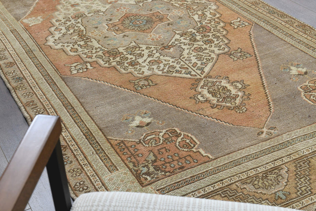 El yapımı vintage halı 127x290 cm oryantal desenli yün - ışık altında renk detayı