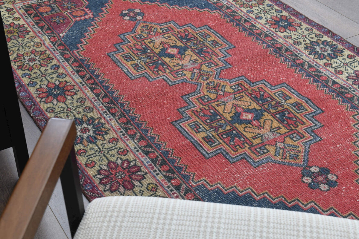 El yapımı vintage halı 109x201 cm oryantal desenli yün - ışık altında renk detayı