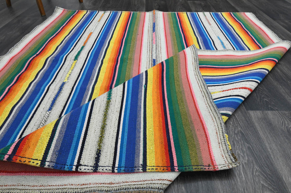 El yapımı vintage halı 163x203 cm oryantal desenli yün - ışık altında renk detayı