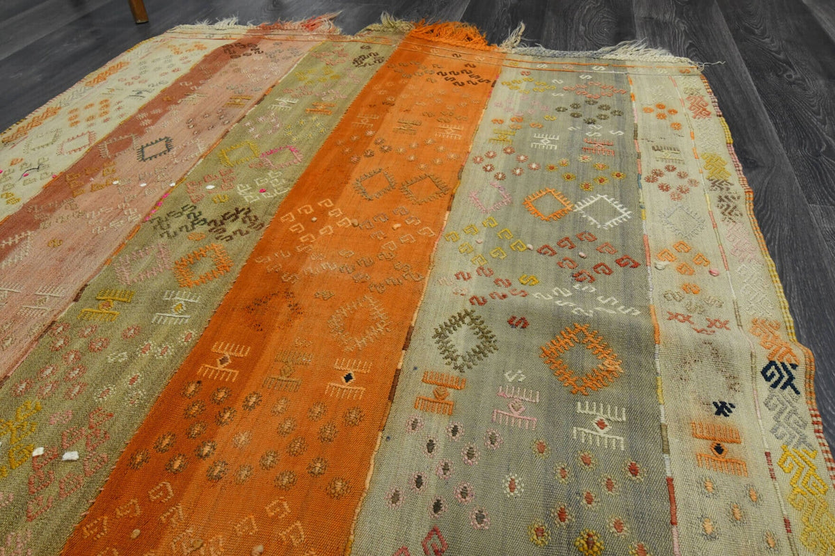 El yapımı vintage halı 124x173 cm oryantal desenli yün - mekan görünümü