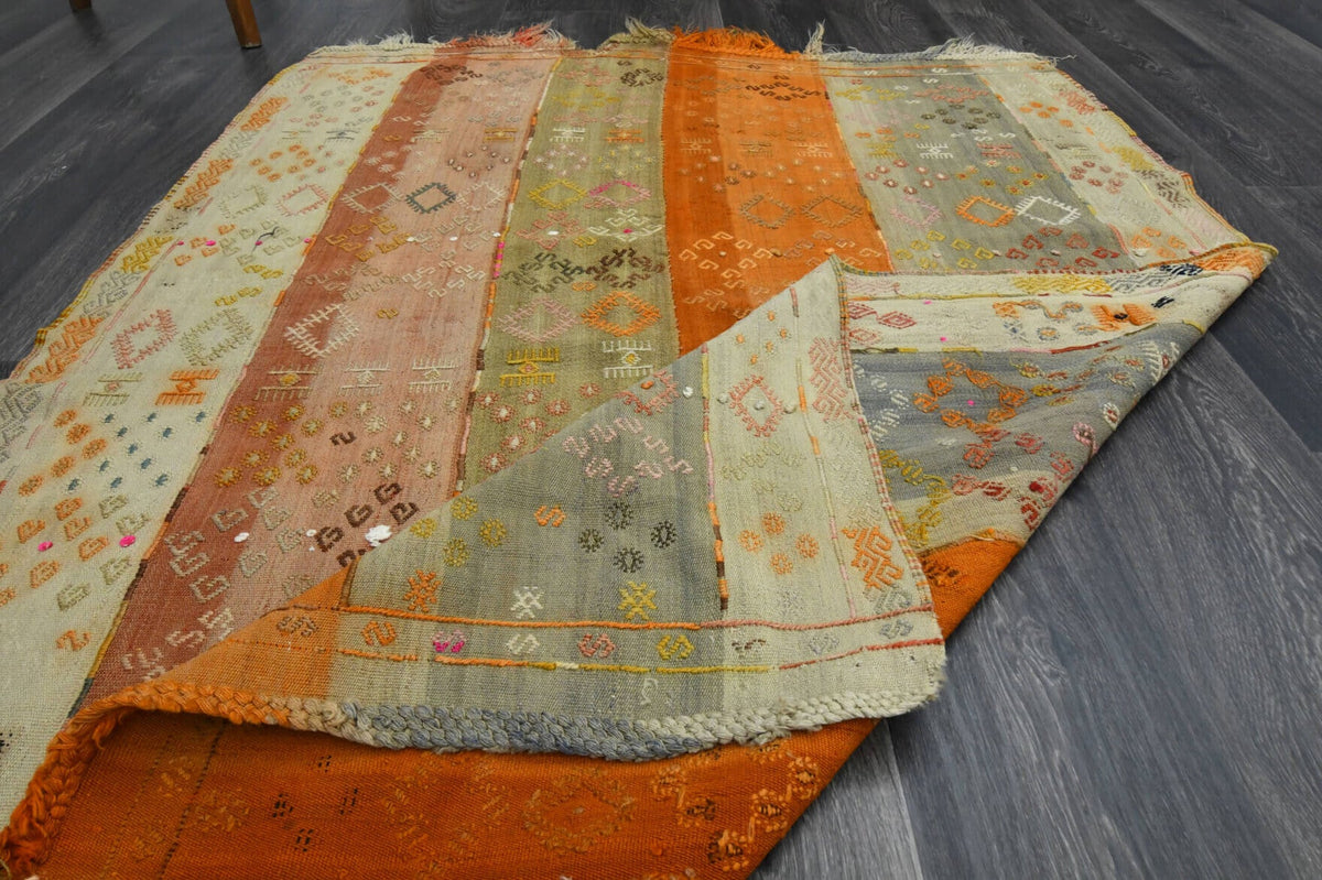 El yapımı vintage halı 124x173 cm oryantal desenli yün - ışık altında renk detayı
