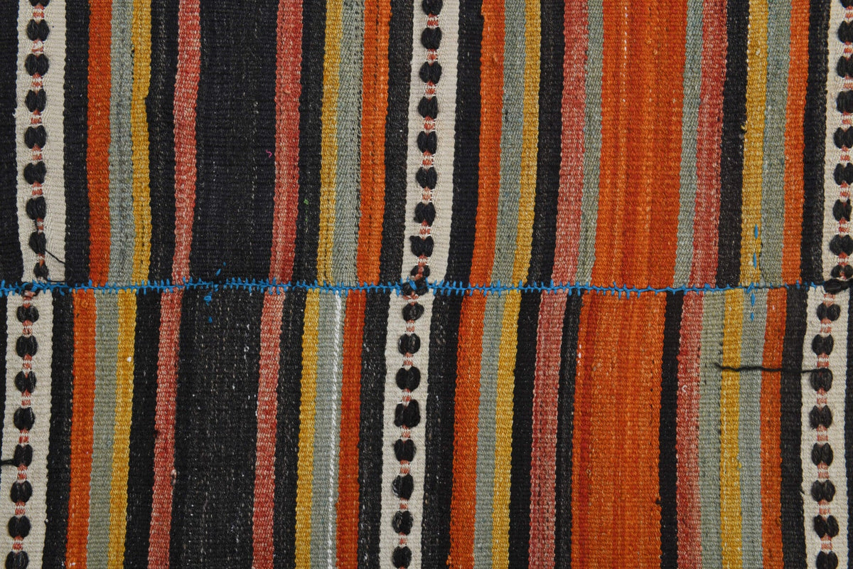El yapımı vintage halı 147x229 cm oryantal desenli yün - ışık altında renk detayı