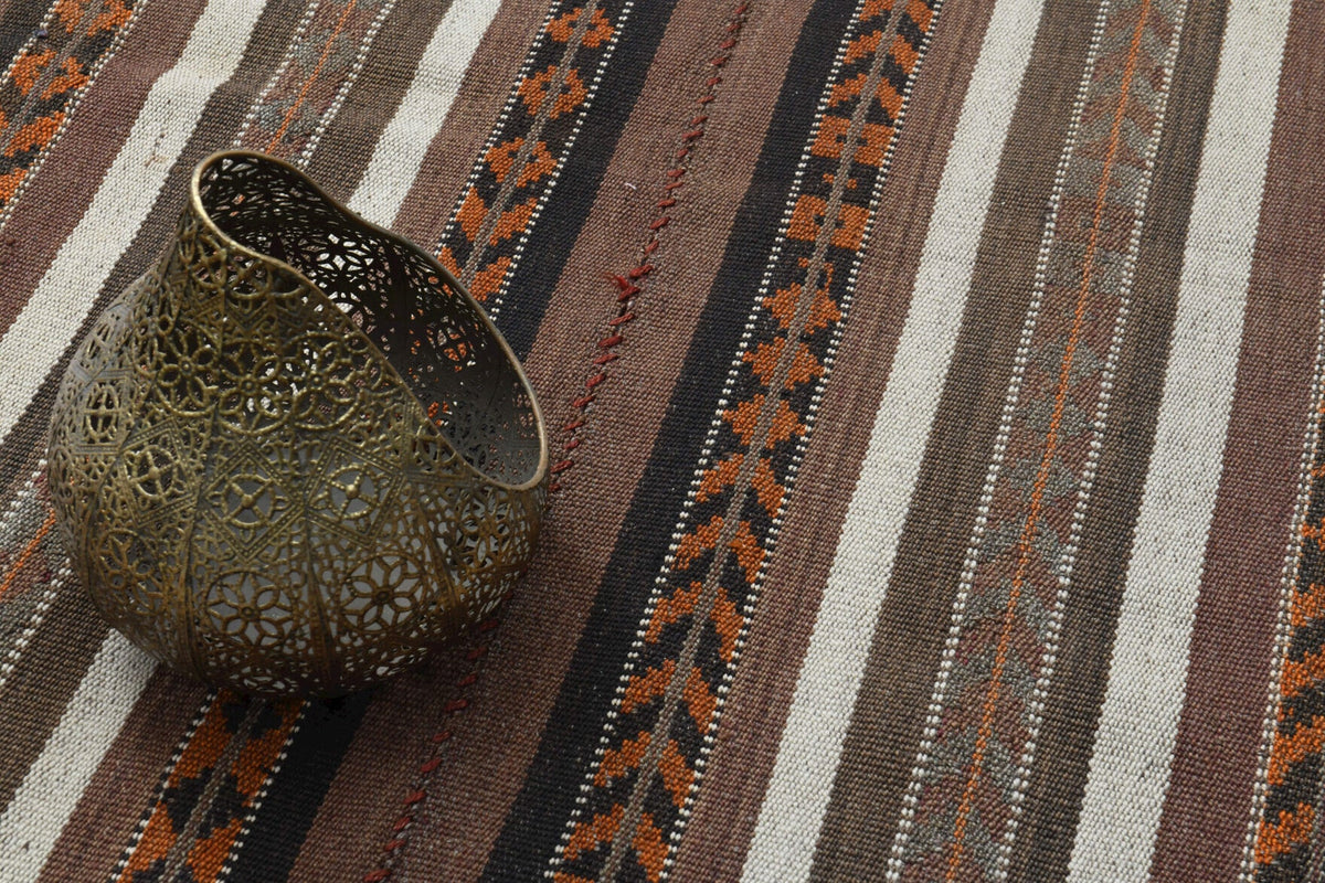 El yapımı vintage halı 155x178 cm oryantal desenli yün - ışık altında renk detayı