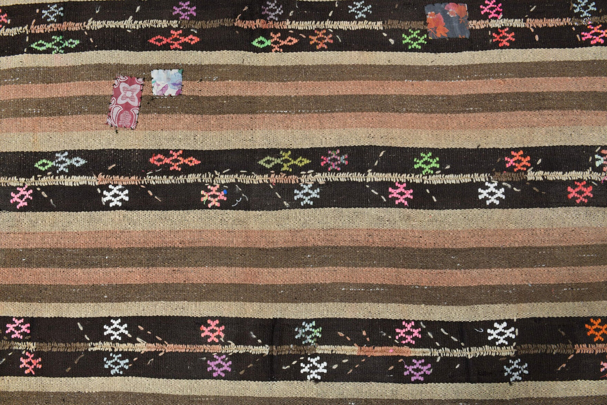 El yapımı vintage halı 147x203 cm oryantal desenli yün - ışık altında renk detayı