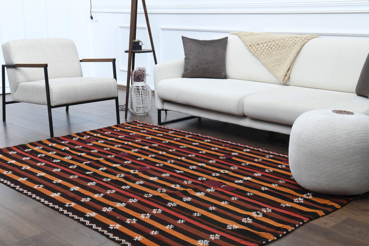 El yapımı vintage halı 168x239 cm i̇kat desenli yün - ışık altında renk detayı