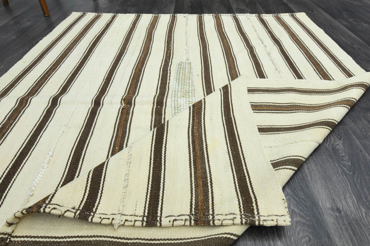 El yapımı vintage halı 150x196 cm oryantal desenli yün - ışık altında renk detayı