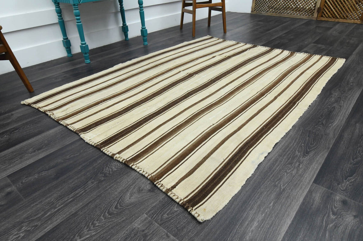 El yapımı vintage halı 140x201 cm oryantal desenli yün - yakın çekim doku detayı