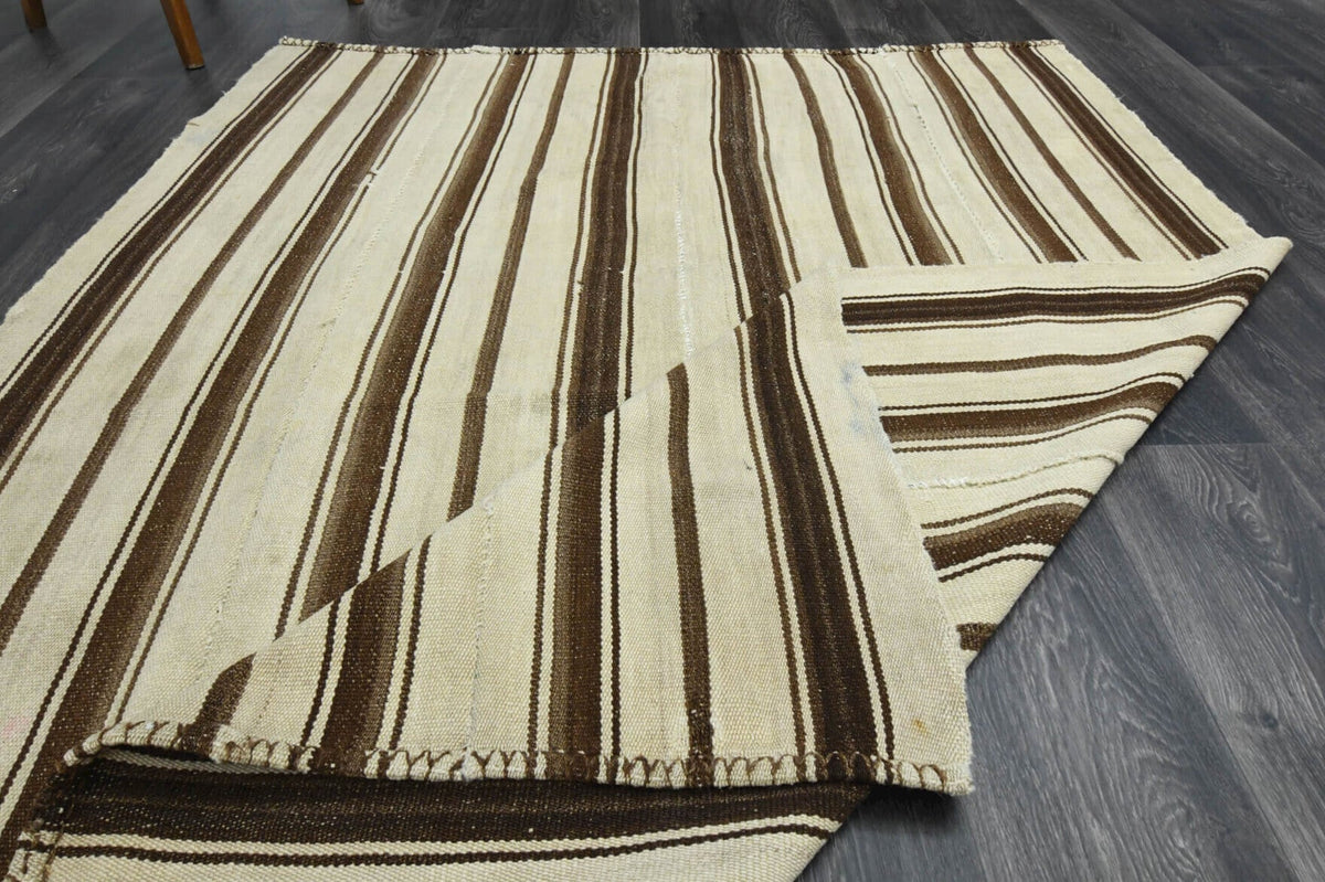 El yapımı vintage halı 140x201 cm oryantal desenli yün - ışık altında renk detayı