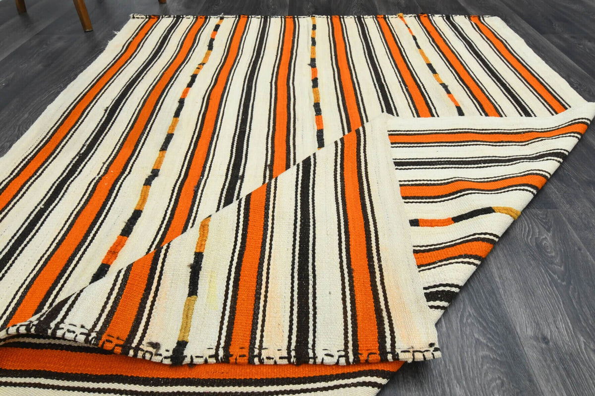 El yapımı vintage halı 157x216 cm çizgili desenli yün - ışık altında renk detayı