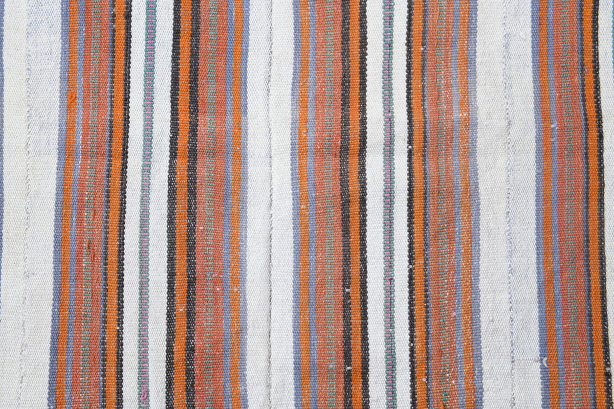 El yapımı vintage halı 135x259 cm oryantal desenli yün - ışık altında renk detayı