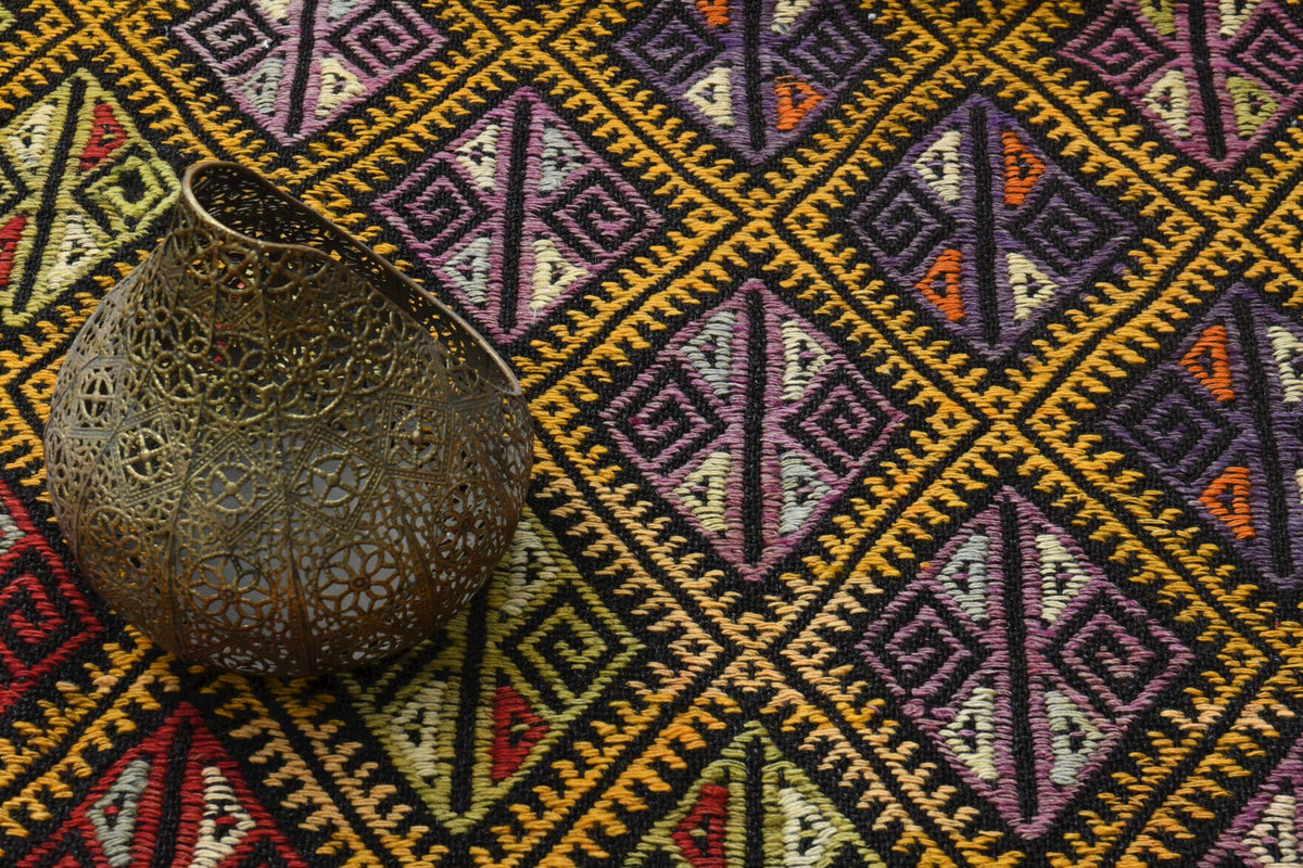 El yapımı vintage halı 168x198 cm oryantal desenli yün - ışık altında renk detayı