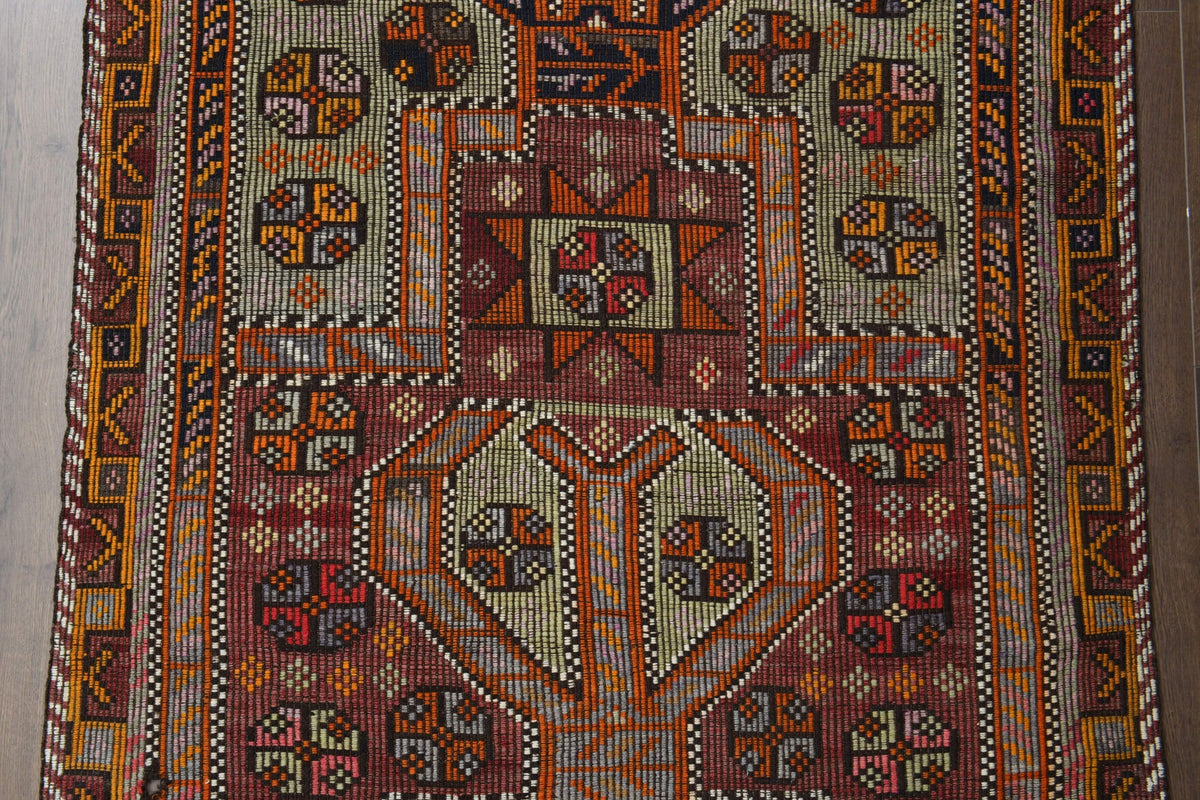 El yapımı vintage halı 109x170 cm oryantal desenli yün - ışık altında renk detayı