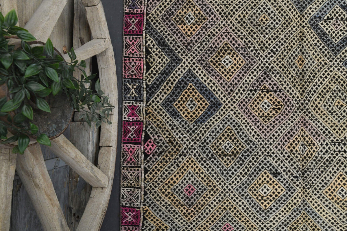 El yapımı vintage halı 157x234 cm oryantal desenli yün - açık alan görünümü