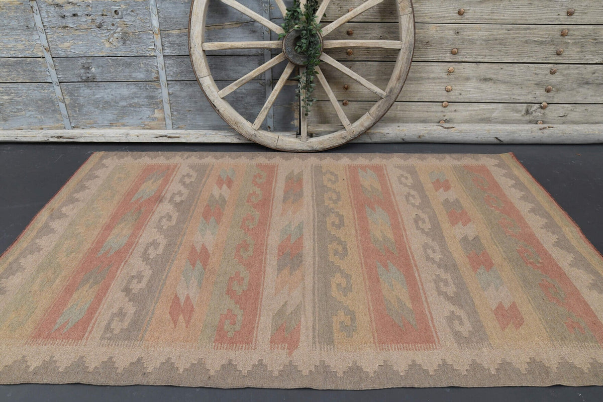 El yapımı vintage halı 147x244 cm oryantal desenli yün - mekan görünümü