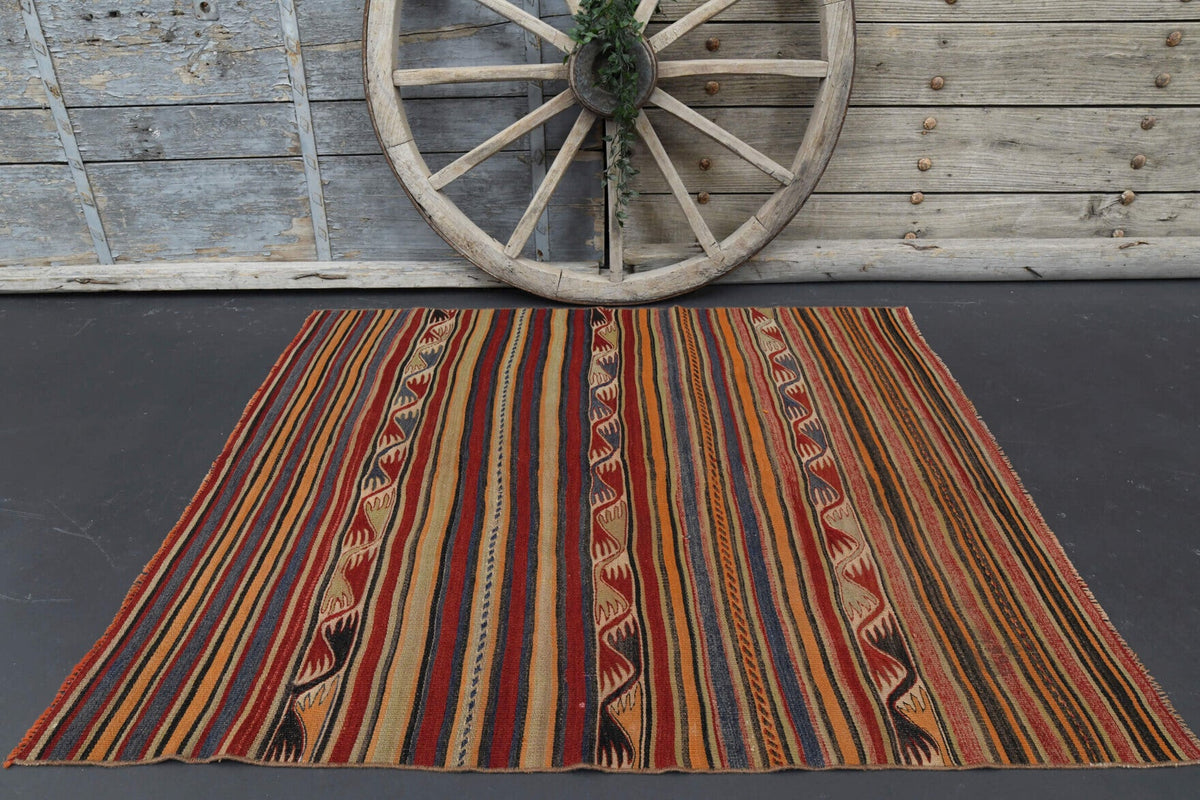 El yapımı vintage halı 132x157 cm oryantal desenli yün - mekan görünümü