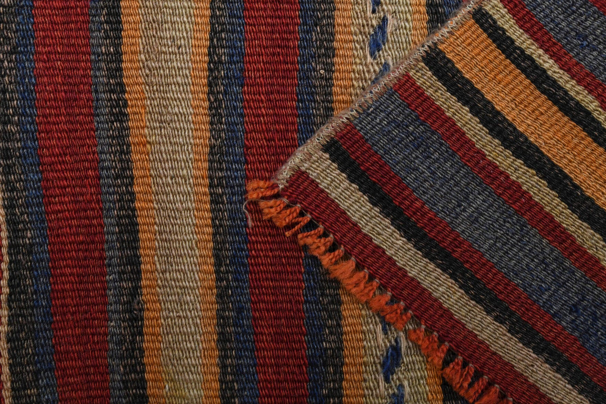 El yapımı vintage halı 132x157 cm oryantal desenli yün - ışık altında renk detayı