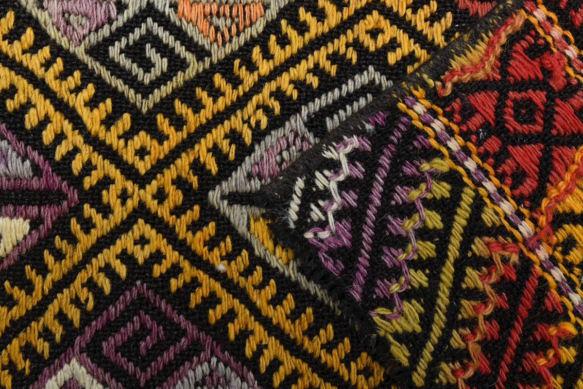 El yapımı vintage halı 163x213 cm oryantal desenli yün - ışık altında renk detayı