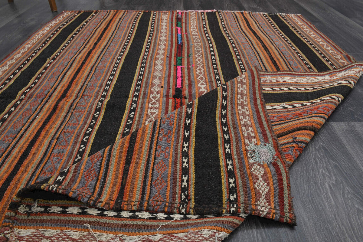 El yapımı vintage halı 150x193 cm oryantal desenli yün - ışık altında renk detayı