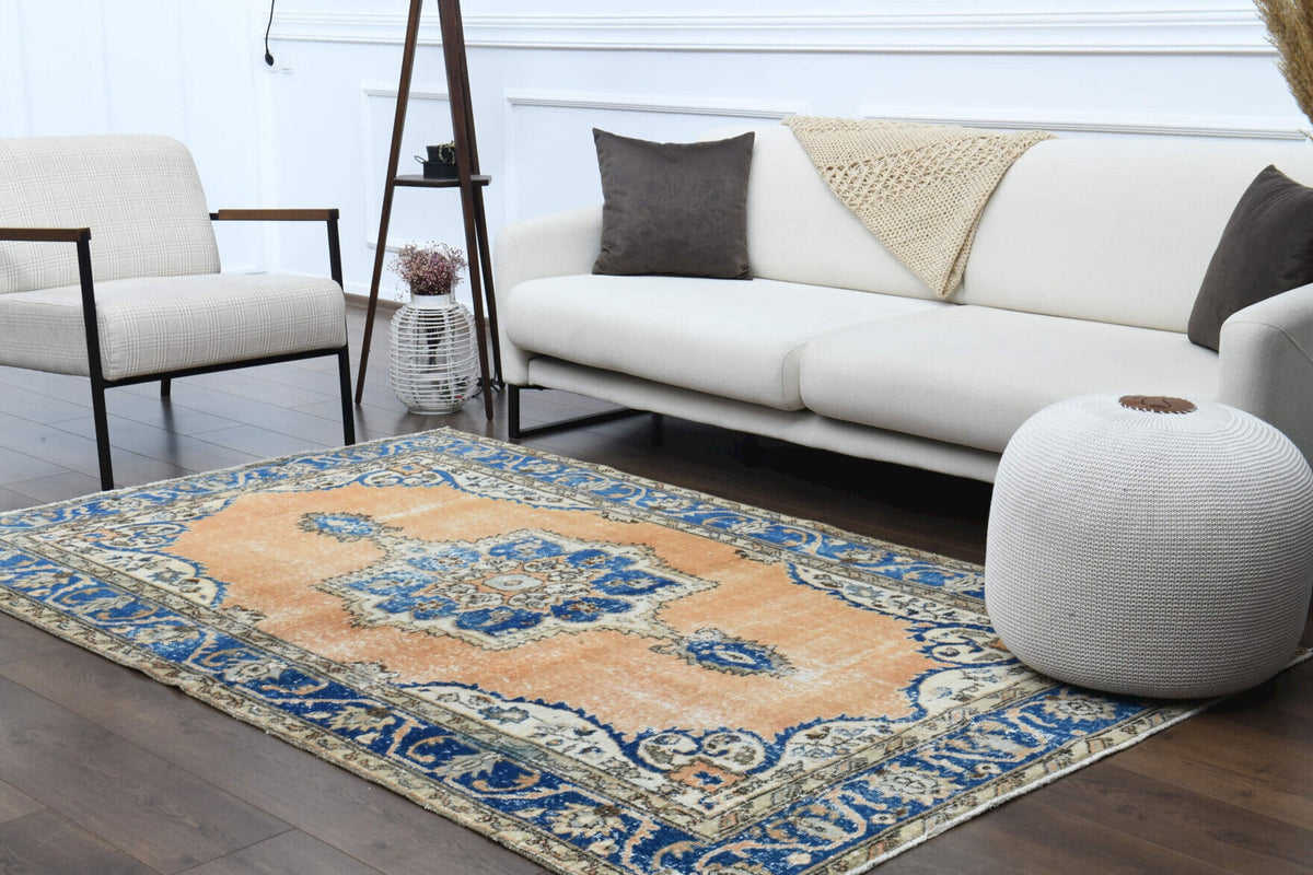 El yapımı vintage halı 122x213 cm oryantal desenli yün - ışık altında renk detayı