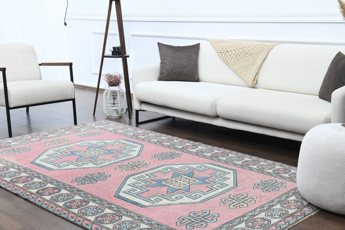 El yapımı vintage halı 165x259 cm geometrik desenli yün - ışık altında renk detayı