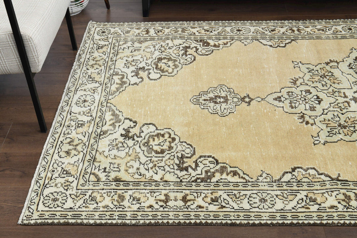 El yapımı vintage halı 152x244 cm oryantal desenli yün - mekan görünümü