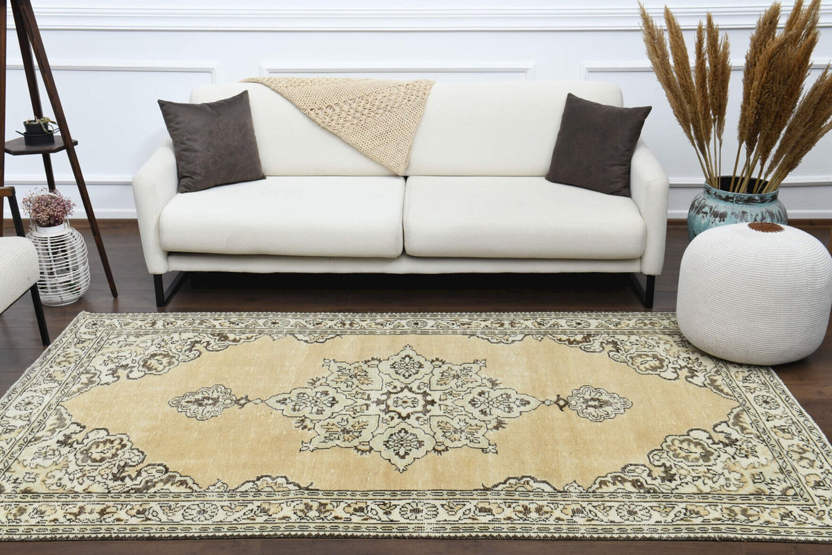 El yapımı vintage halı 152x244 cm oryantal desenli yün - ışık altında renk detayı