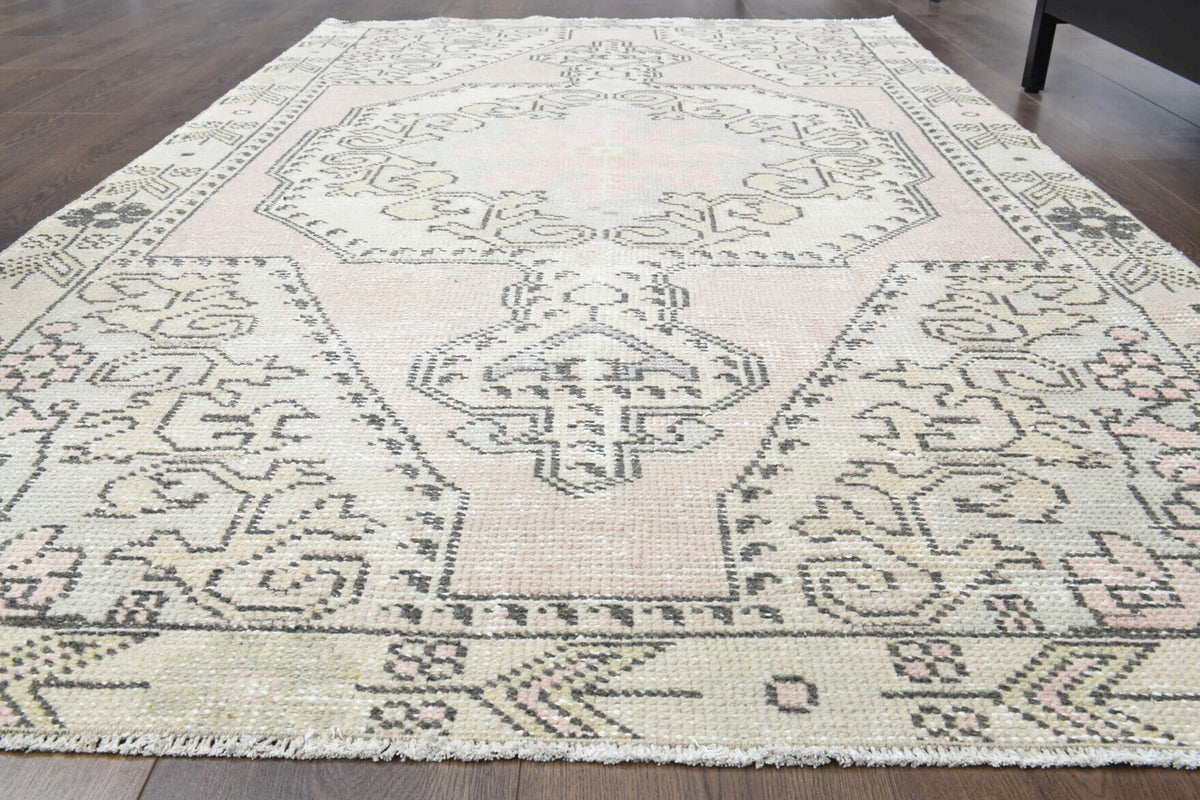 El yapımı vintage halı 132x211 cm oryantal desenli yün - yakın çekim doku detayı