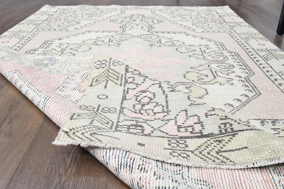 El yapımı vintage halı 132x211 cm oryantal desenli yün - kenar ve saçak detayı