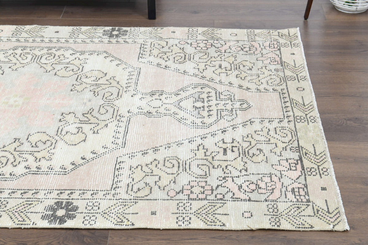 El yapımı vintage halı 132x211 cm oryantal desenli yün - mekan görünümü