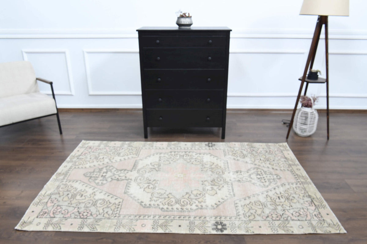 El yapımı vintage halı 132x211 cm oryantal desenli yün - üstten görünüm