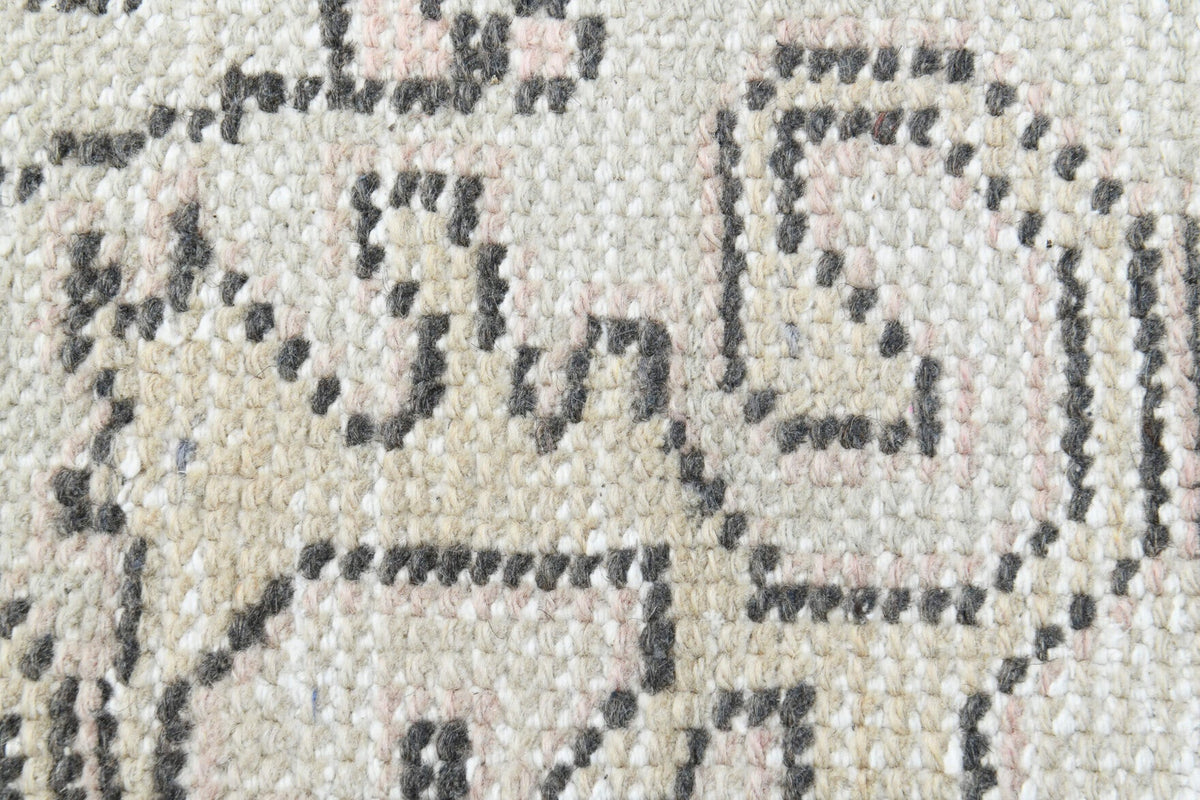 El yapımı vintage halı 132x211 cm oryantal desenli yün - ışık altında renk detayı