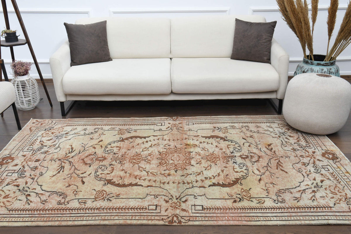 El yapımı vintage halı 150x246 cm oryantal desenli yün - ışık altında renk detayı