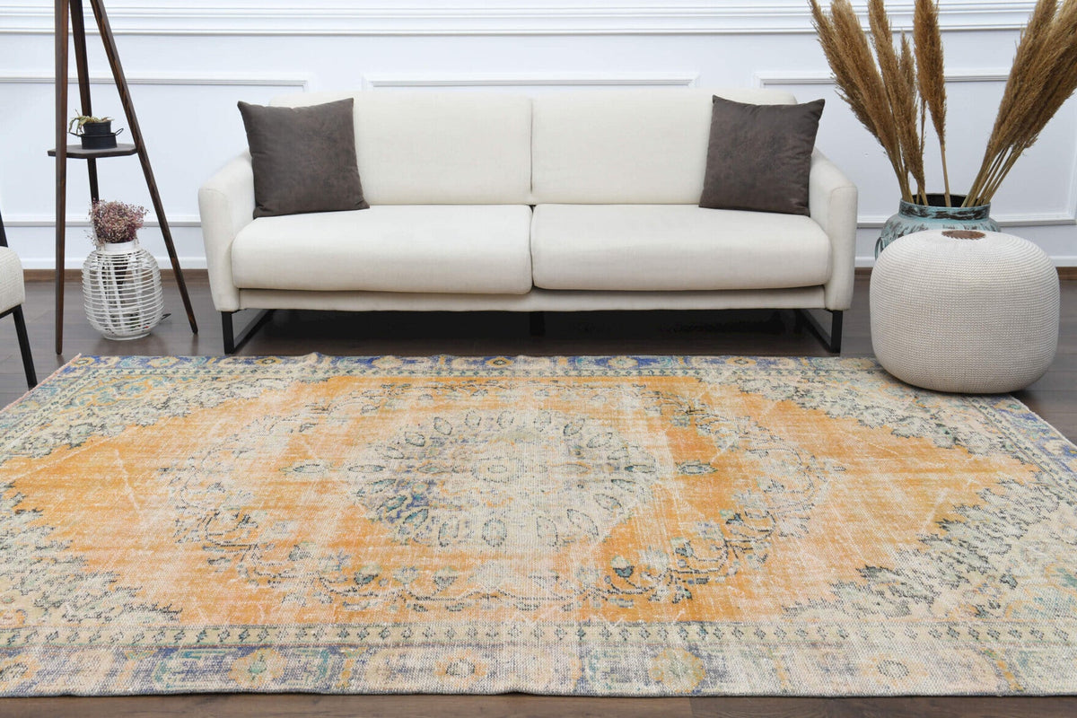 El yapımı vintage halı 183x274 cm oryantal desenli yün - ışık altında renk detayı