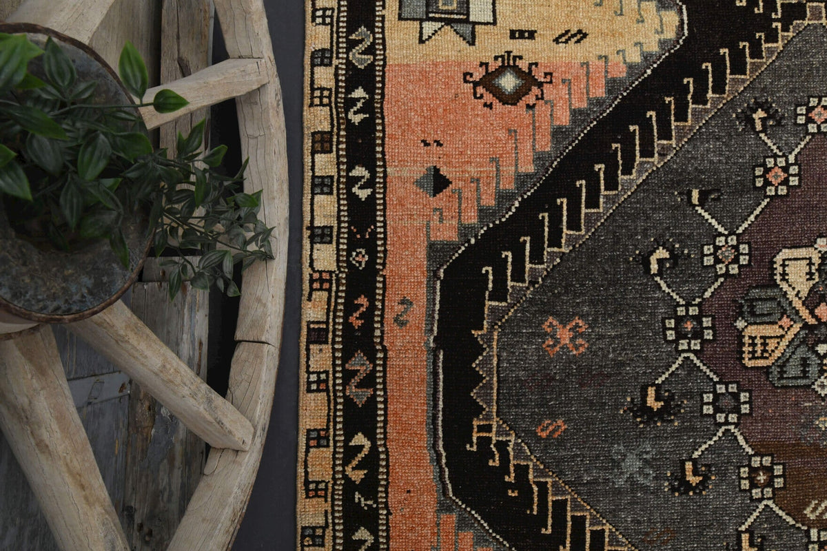 El yapımı vintage halı 178x391 cm oryantal desenli yün - ışık altında renk detayı