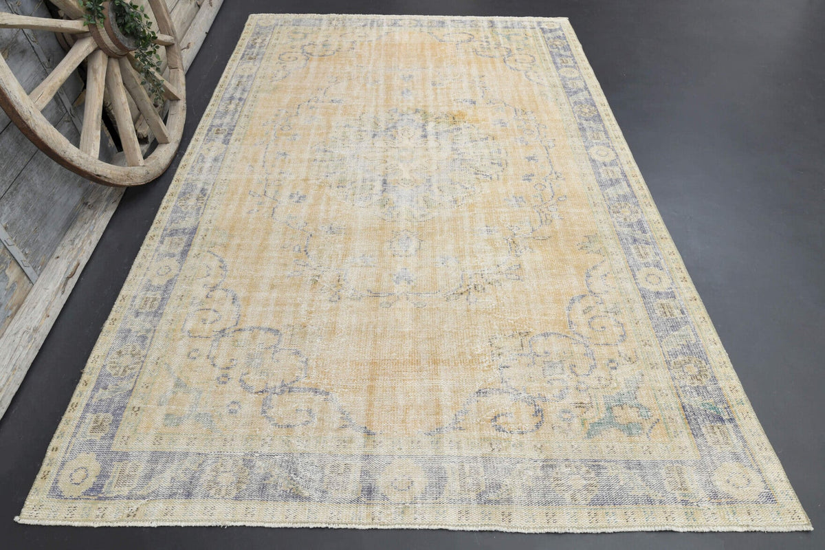 1970'lerden Anadolu kökenli oryantal desenli el dokuma vintage halı, 209x317 cm