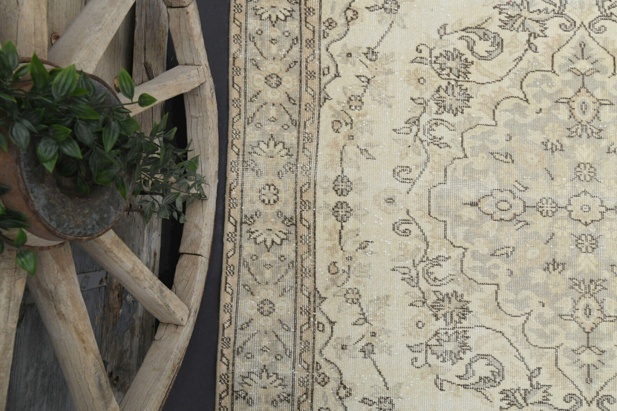 El yapımı vintage halı 183x305 cm oryantal desenli yün - ışık altında renk detayı