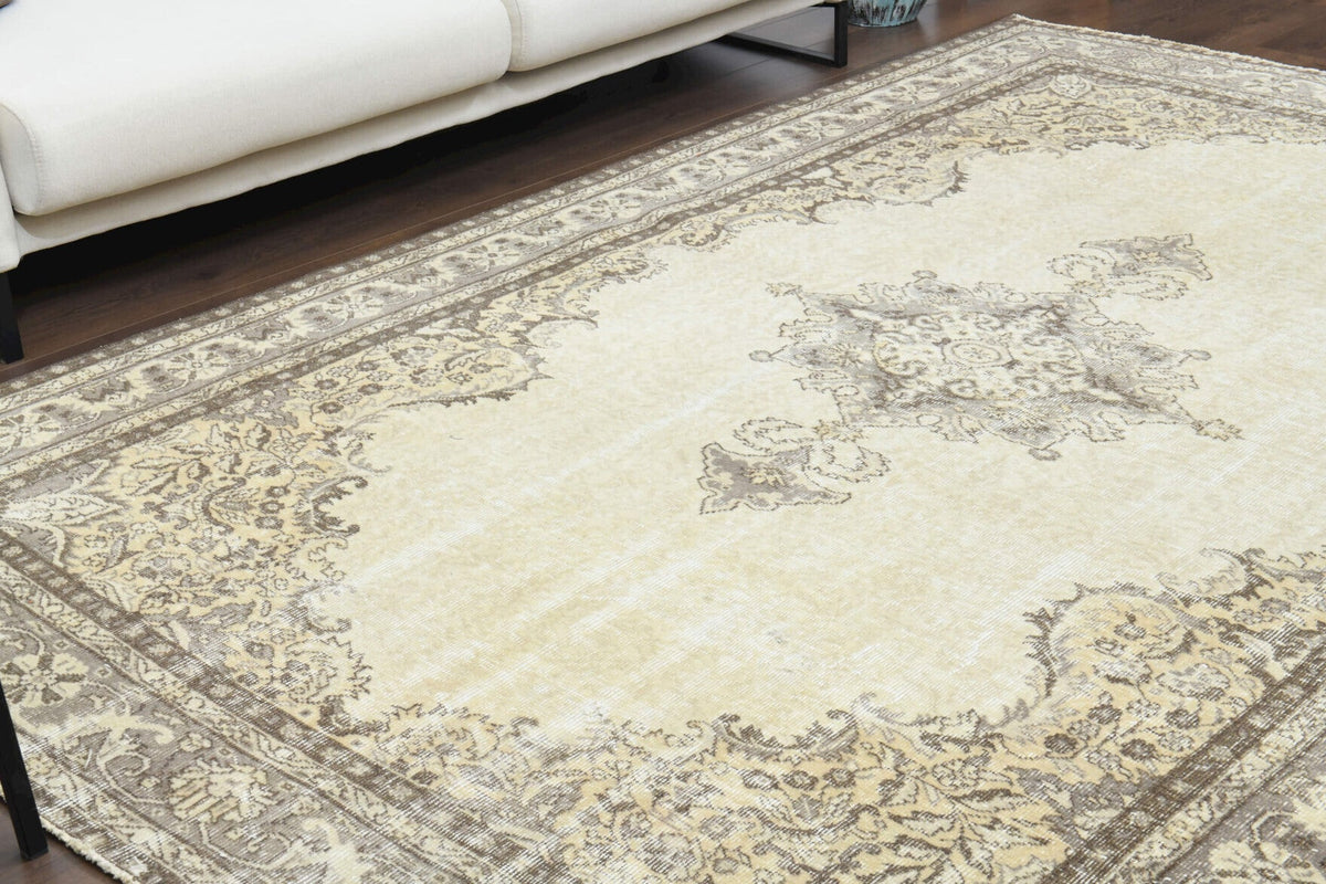 El yapımı vintage halı 208x307 cm oryantal desenli yün - ışık altında renk detayı