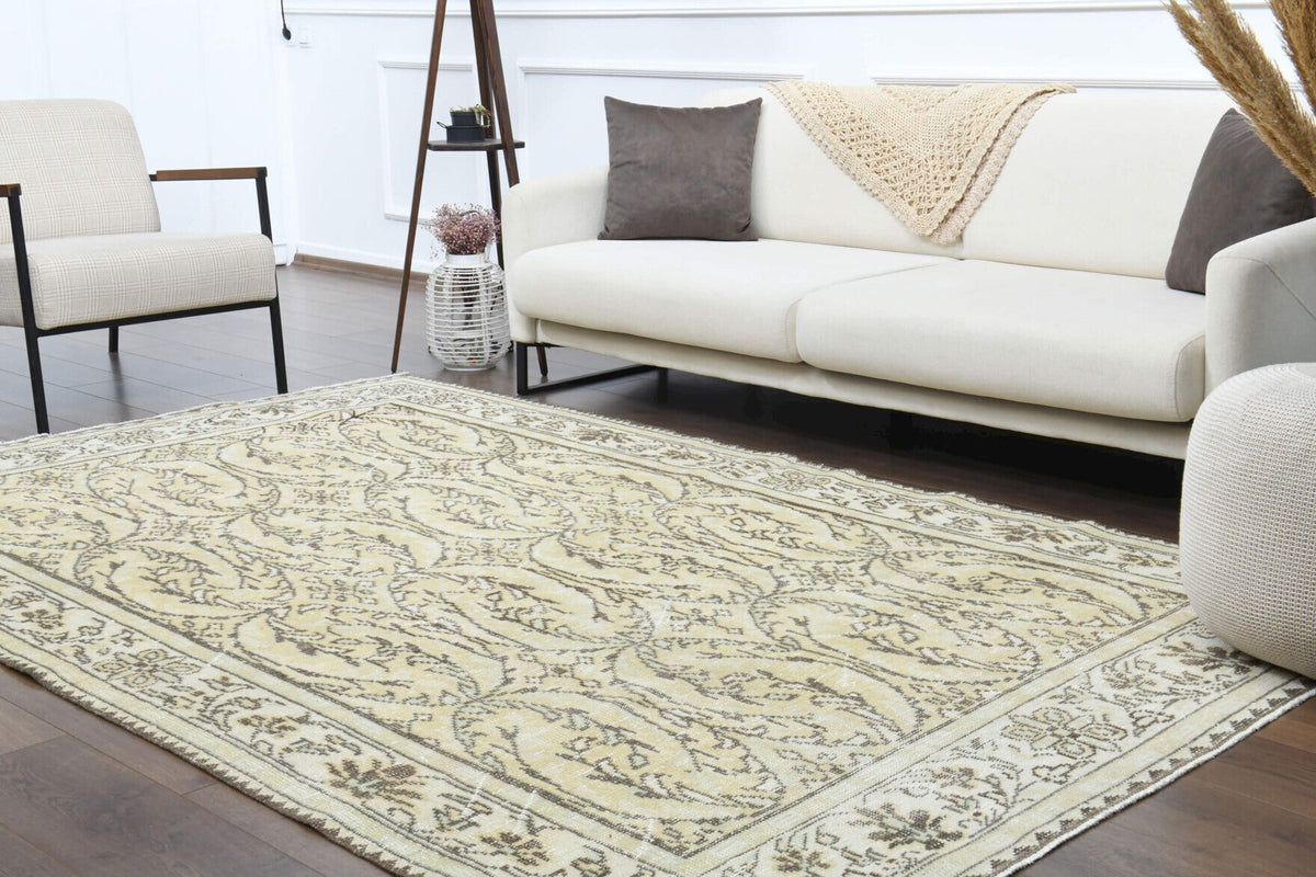 El yapımı vintage halı 183x292 cm çiçek desenli desenli yün - ışık altında renk detayı