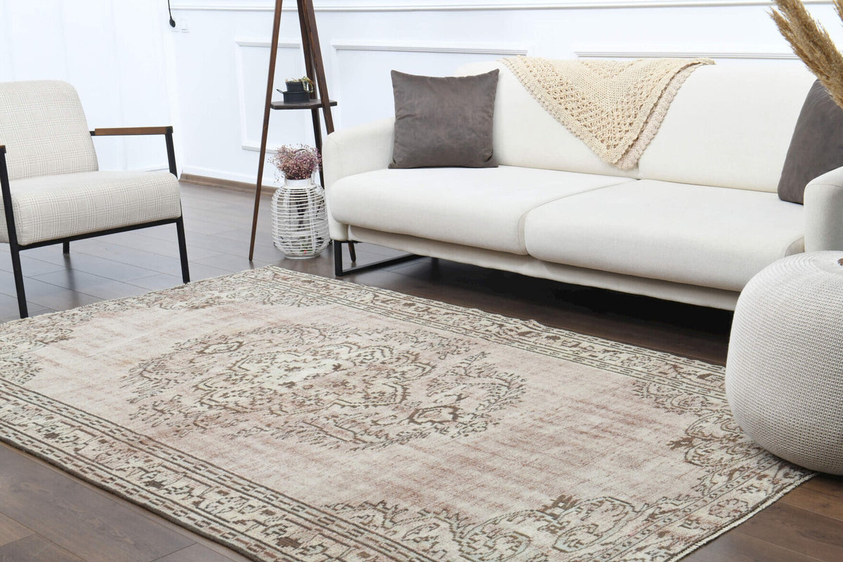 El yapımı vintage halı 168x264 cm madalyonlu desenli yün - ışık altında renk detayı
