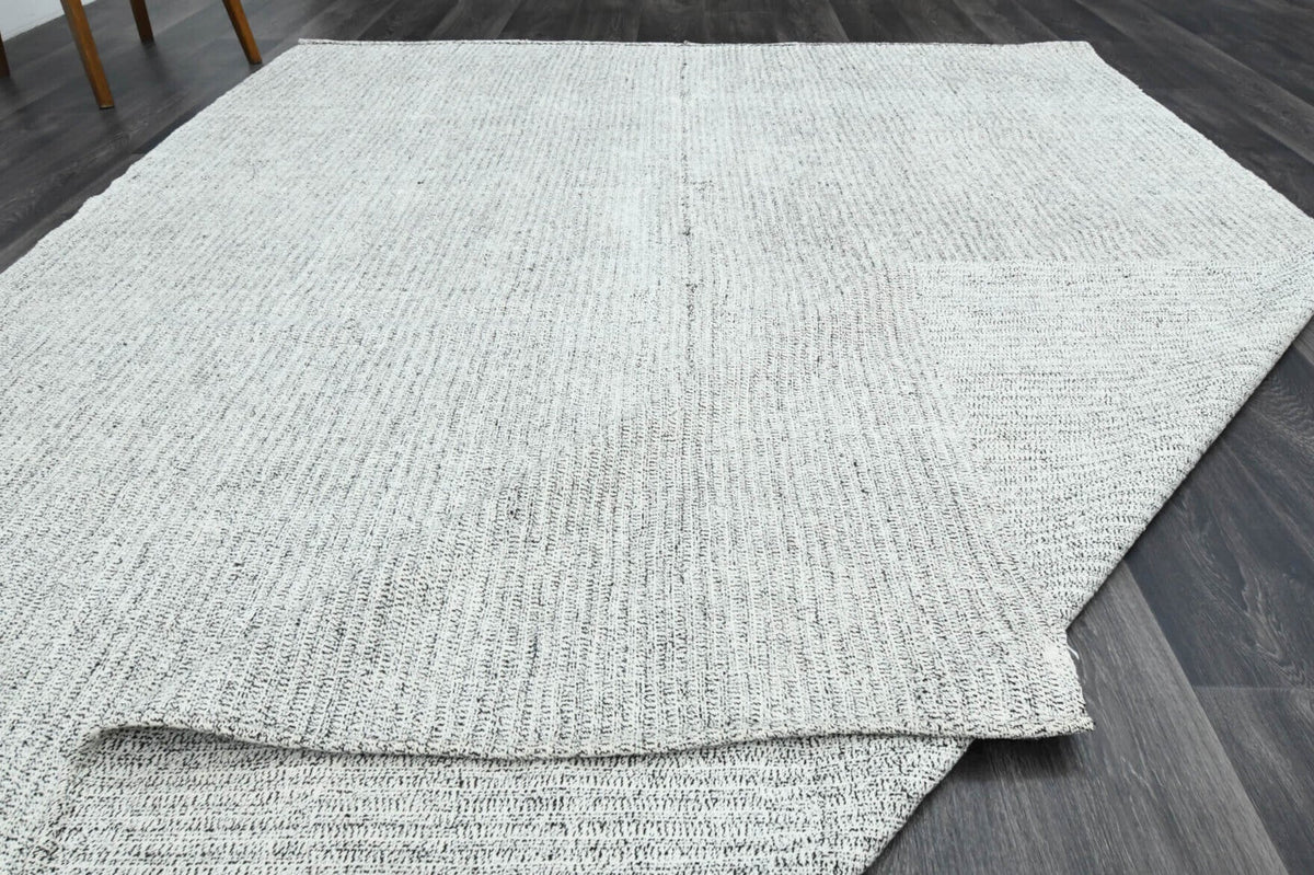 El yapımı vintage halı 218x290 cm düz desenli yün - ışık altında renk detayı