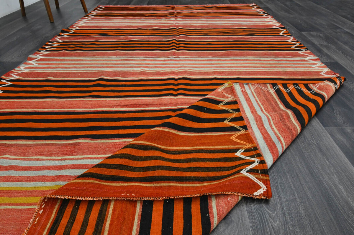 El yapımı vintage halı 188x325 cm çizgili desenli yün - ışık altında renk detayı