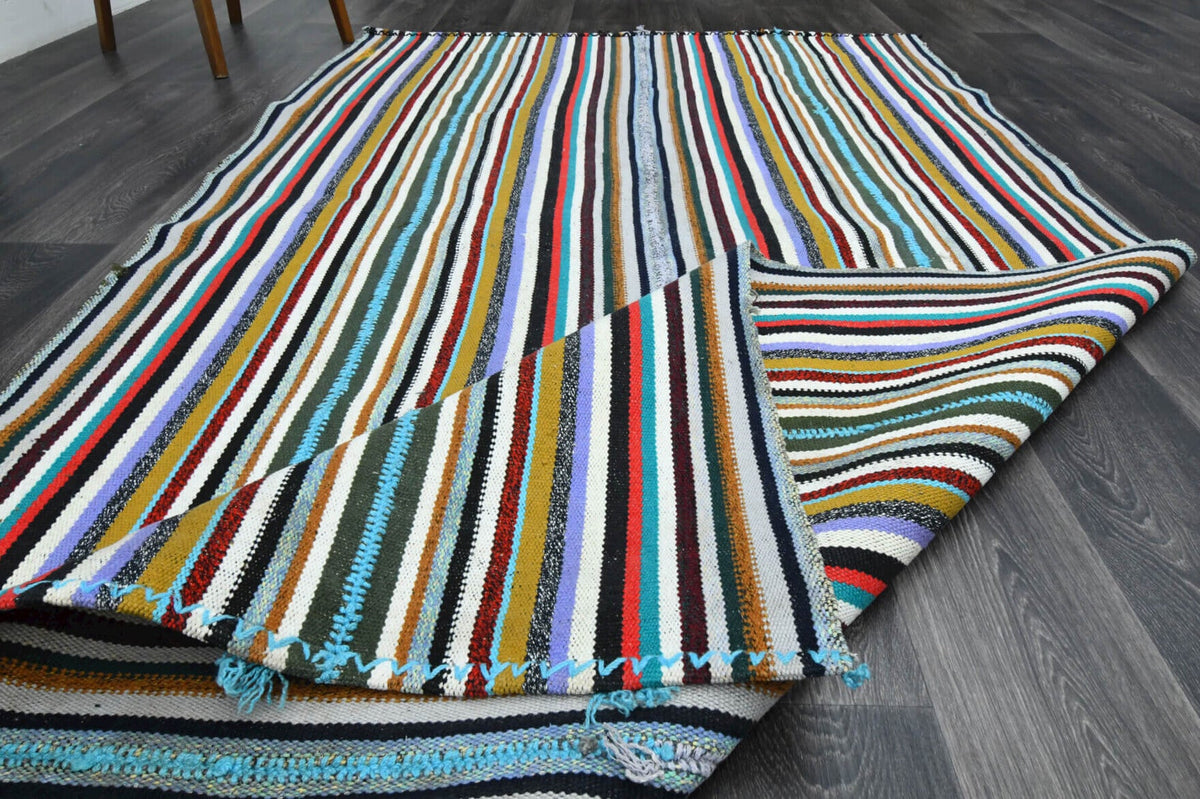 El yapımı vintage halı 155x284 cm çizgili desenli yün - ışık altında renk detayı