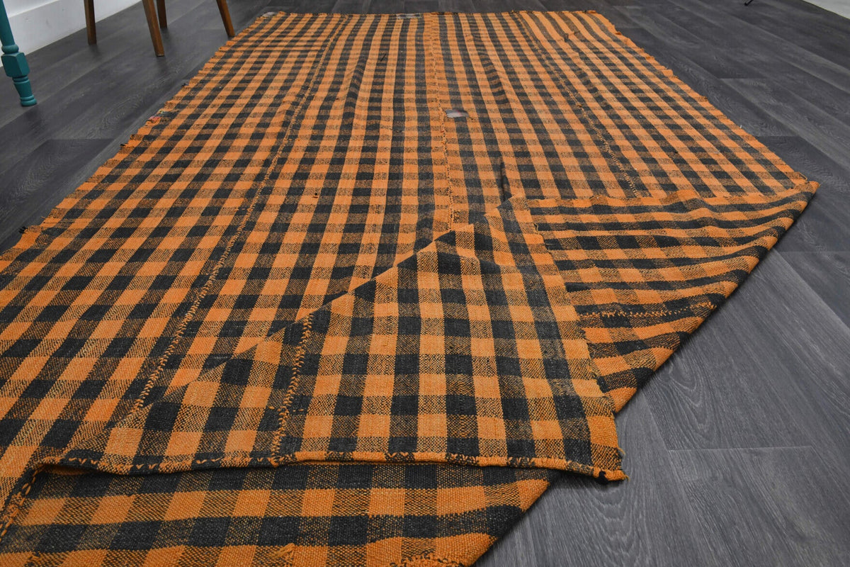El yapımı vintage halı 180x376 cm kareli desenli yün - ışık altında renk detayı