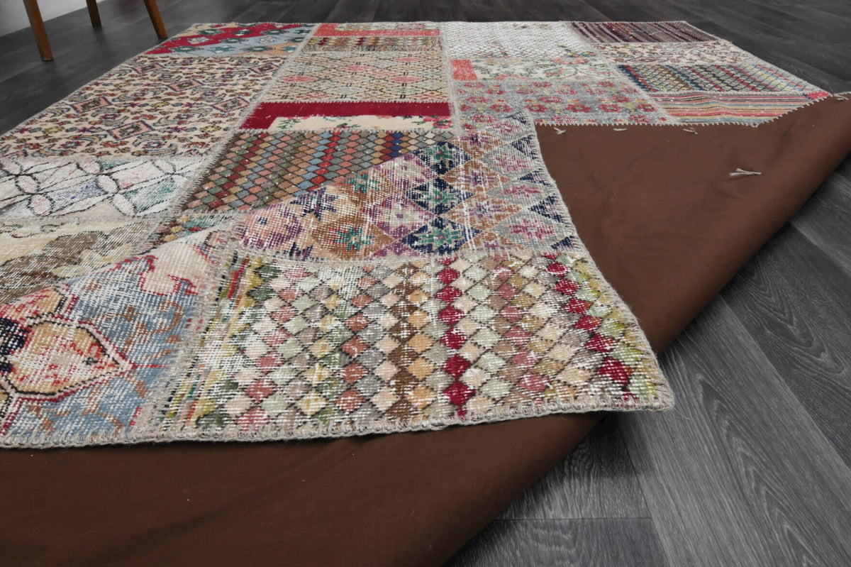 El yapımı vintage halı 198x300 cm oryantal desenli yün - ışık altında renk detayı
