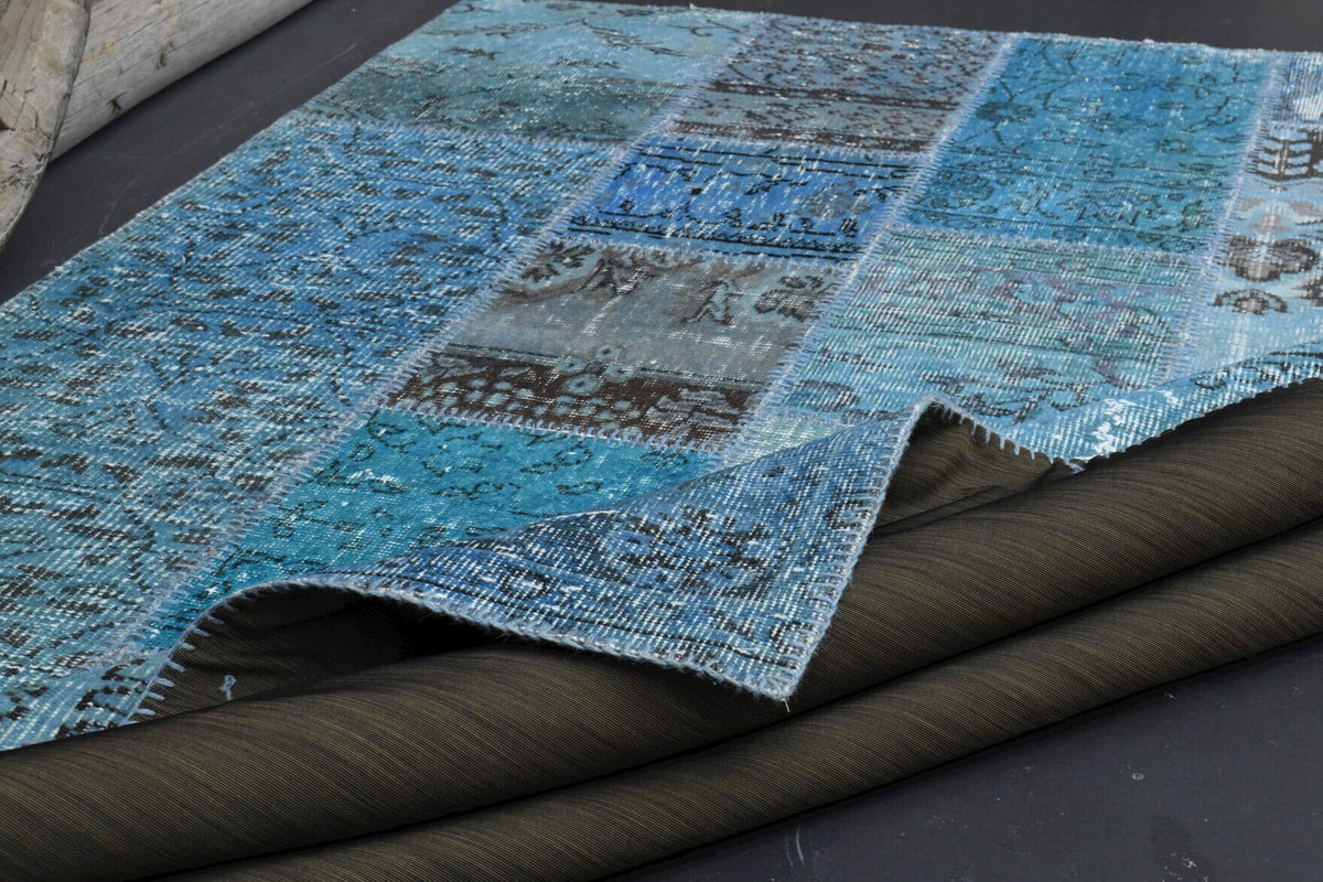 El yapımı vintage halı 170x239 cm düz desenli yün - ışık altında renk detayı