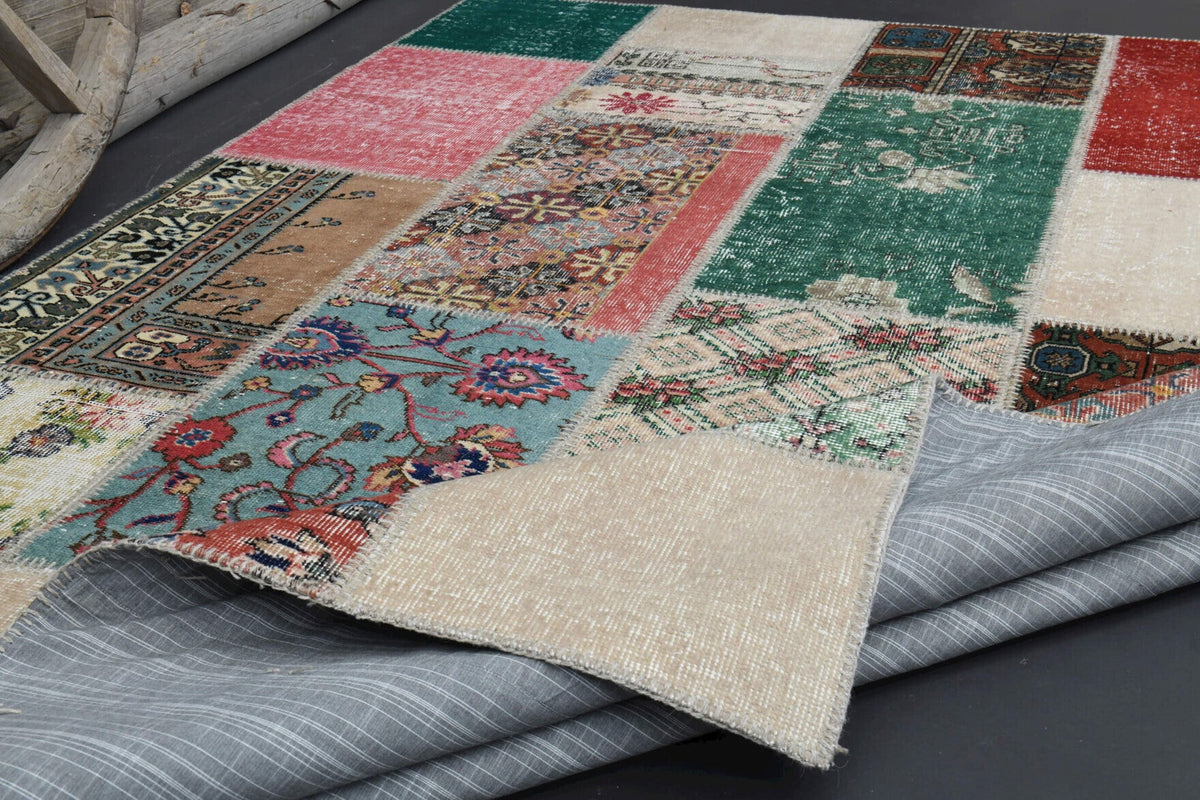 El yapımı vintage halı 201x300 cm patchwork tasarım desenli yün - ışık altında renk detayı