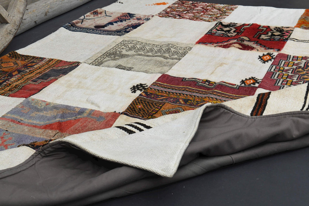El yapımı vintage halı 196x279 cm i̇kat desenli yün - ışık altında renk detayı